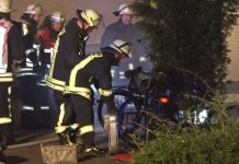 Einsatzkräfte löschen Glutreste ab Bild: Alle Rechte vorbehalten Videonews24.de