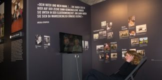 Hinsetzen, zuschauen und zuhören: Mit Bild, Ton und Erinnerungsstücken erzählt die Ausstellung die Geschichte von acht Familien. Bild: LWL/Hudemann