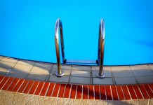 Symbolbild:Schwimmbad (pixabay/foetzfotos)
