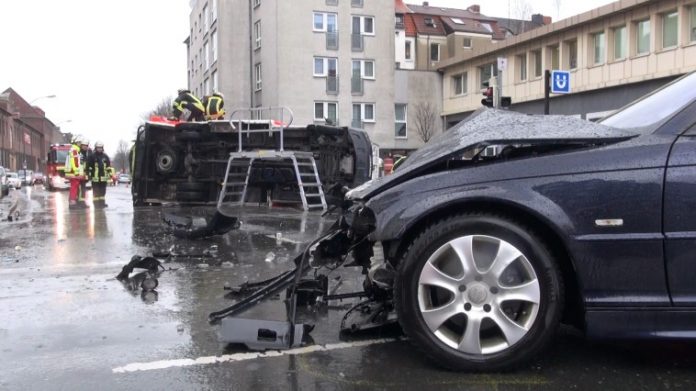 Die beiden zerstörten Fahrzeuge an der Unfallstelle Bild: (Alle Rechte vorbehalten) René Werner, IDANewsMedia
