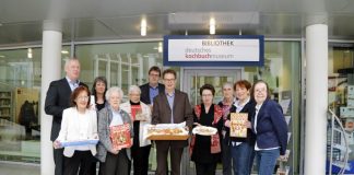 Kulturdezernent Jörg Stüdemann (1. hinten links) eröffnete am Dienstag, 13. März, das Kochbuchmuseum. Bild: Dortmund-Agentur / Gaye Suse Kromer