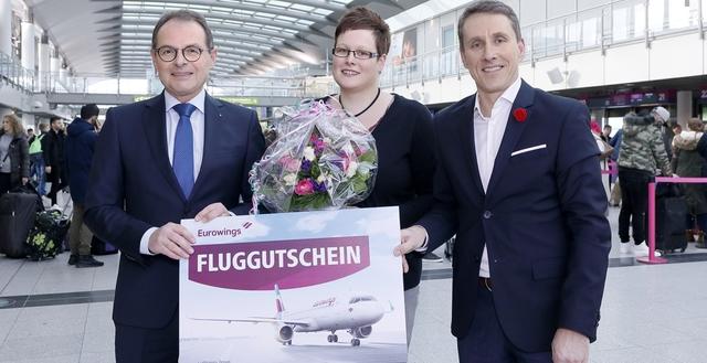 Flughafengeschäftsführer Udo Mager (links) und Guido Miletic (rechts) begrüßen Karina Grimm (Mitte) als zweimillionsten Fluggast am Dortmund Airport ©Dortmund Airport, Hans-Jürgen Landes.