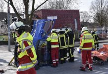 Die Retter bei der patientenorientierten Rettung der PKW-Fahrerin / Quelle: Polizei Dortmund